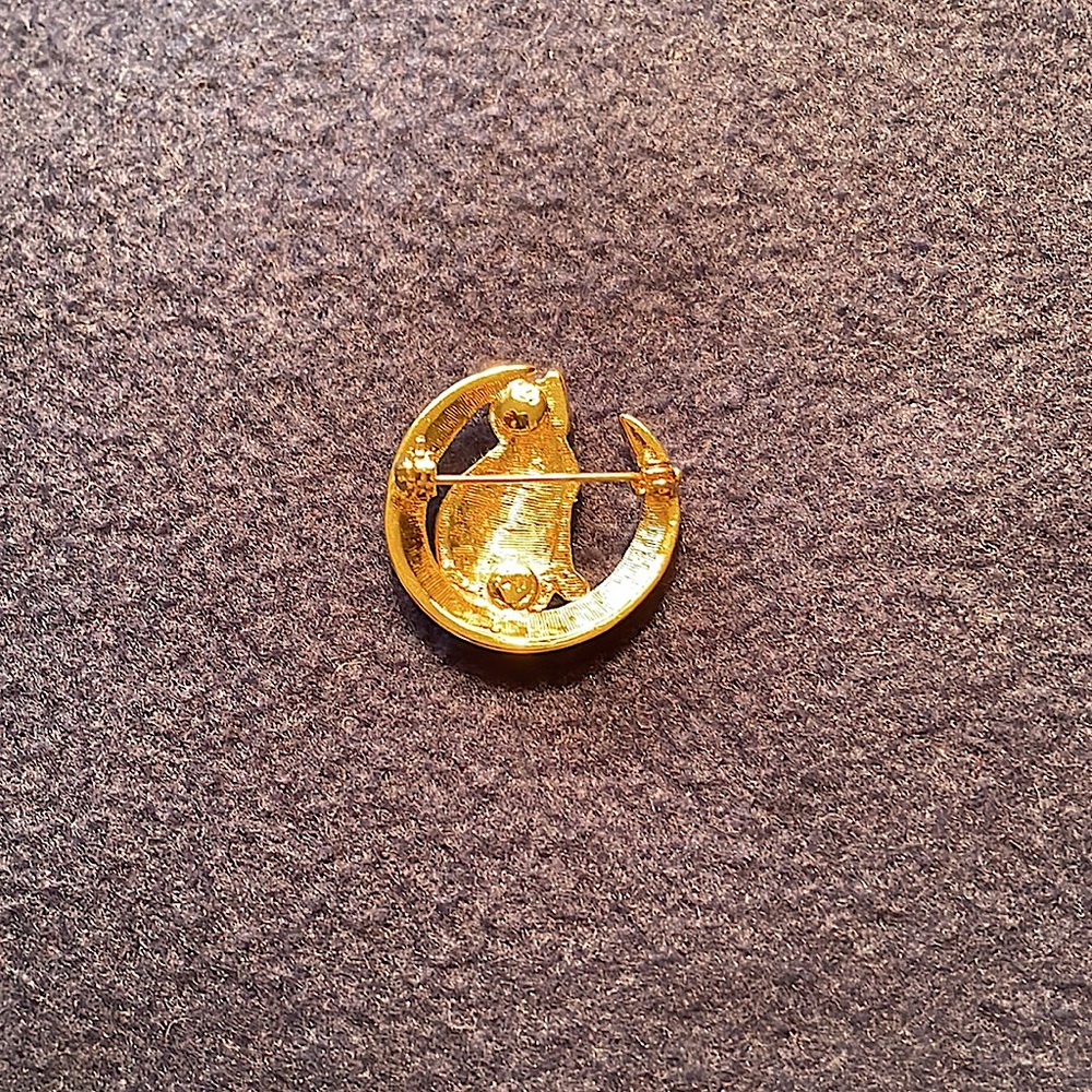 Vintage goldtone metal and rhinestone cat pin. Green eyes. Sturdy clasp. Cute! - Picture 2 of 4